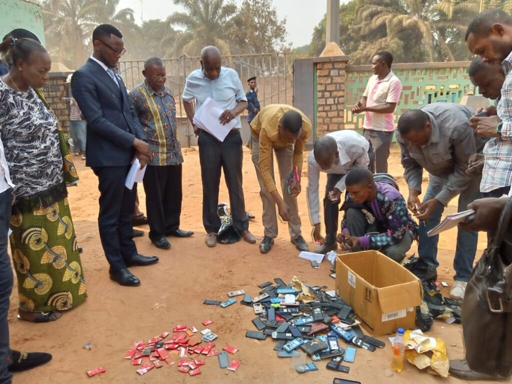 EPST : La province éducationnelle du Kasaï Oriental 1 procède à l’incinération des téléphones confisqués lors de la session ordinaire de l’Examen d’État
