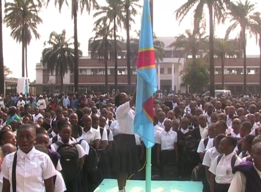 EPST : Tony Mwaba instruit aux chefs d’établissements de restaurer le rite solennel du salut au drapeau dans les écoles