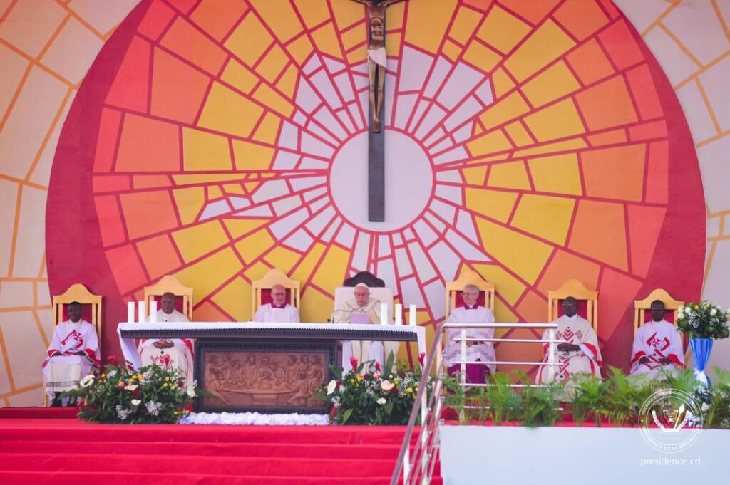 Messe papale : le souverain Pontife appelle les fidèles à ne pas céder aux divisions devant les blessures du pays