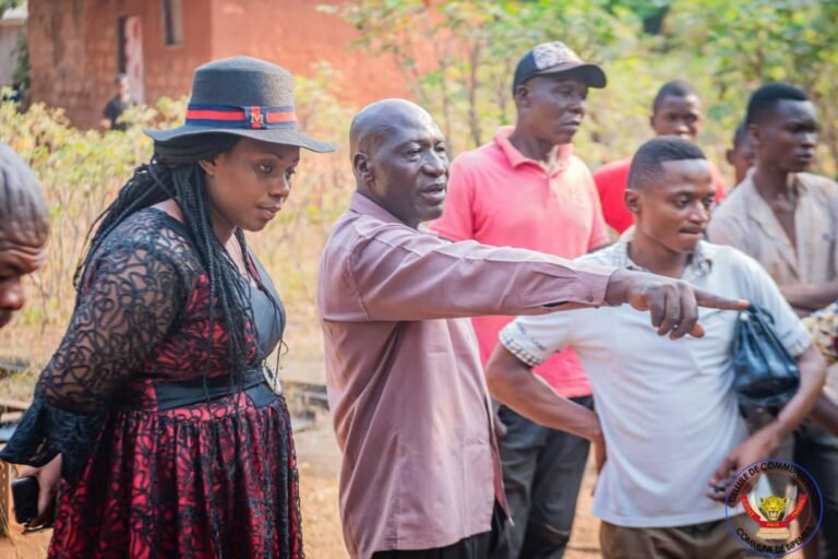 Mbujimayi : Irène Balayi satisfaite de l’évolution des travaux d’érection d’une passerelle sur le ravin Musuibwe