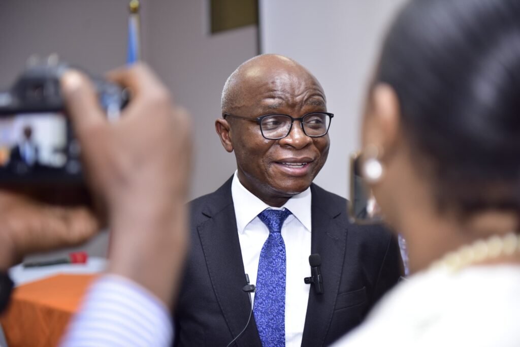 Sénat : Justin Kalumba fustige le non-respect des institutions dans l’application de la loi budgétaire