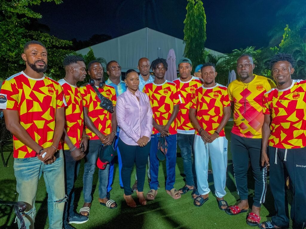 Kinshasa : Gerda Tshimbombo, présidente de la Fondation Éponyme, encourage l’équipe de Sanga Balende