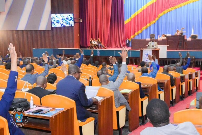 Assemblée nationale : adoption à l’unanimité du calendrier de la session de septembre et prorogation de l’état de siège au Nord-Kivu et en Ituri