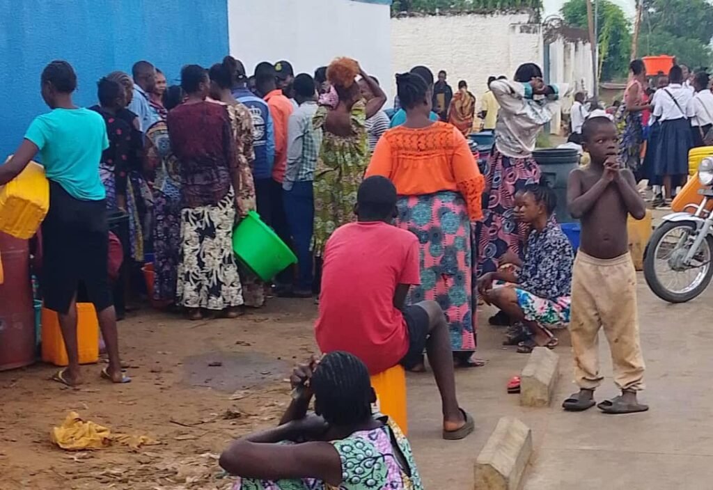 Robinet à sec, files interminables : la pénurie d’eau paralyse Mbujimayi
