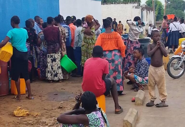Robinet à sec, files interminables : la pénurie d’eau paralyse Mbujimayi