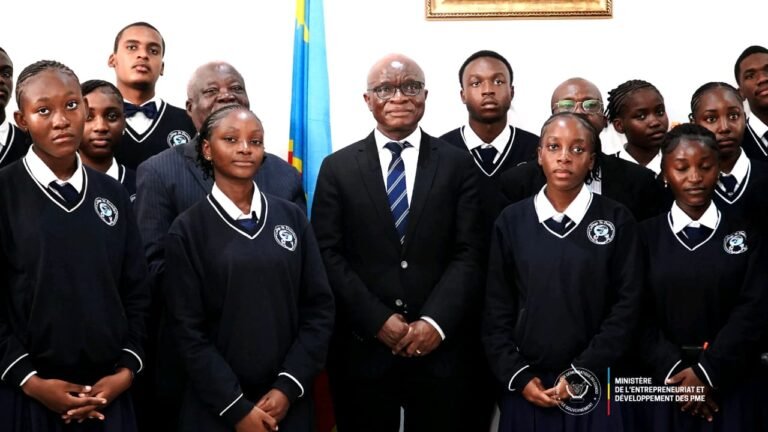 RDC : des élèves entrepreneurs impressionnent le ministre Justin Kalumba