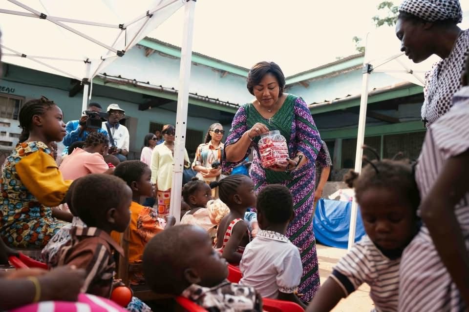 Mbujimayi : Denise Nyakeru partage un moment d’émotion avec les enfants de l’orphelinat Saint-Joseph Bena Tshibuabua